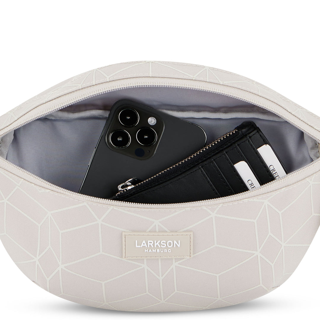 Sandfarbene Bauchtasche Finn von Larkson mit geometrischem Muster, geöffnet und mit Smartphone und schwarzem Kartenetui gefüllt