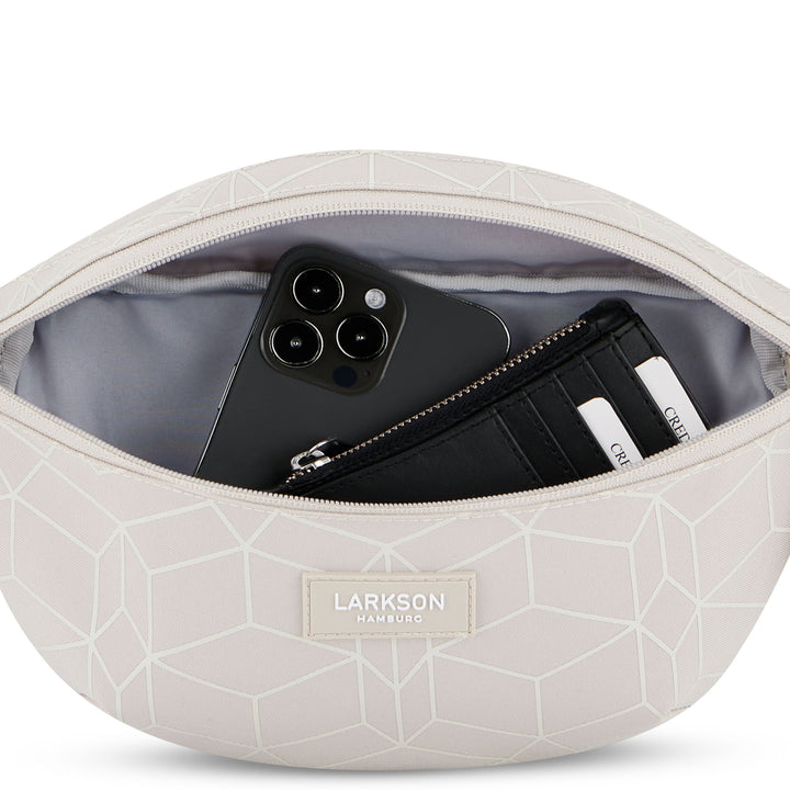 Sandfarbene Bauchtasche Finn von Larkson mit geometrischem Muster, geöffnet und mit Smartphone und schwarzem Kartenetui gefüllt