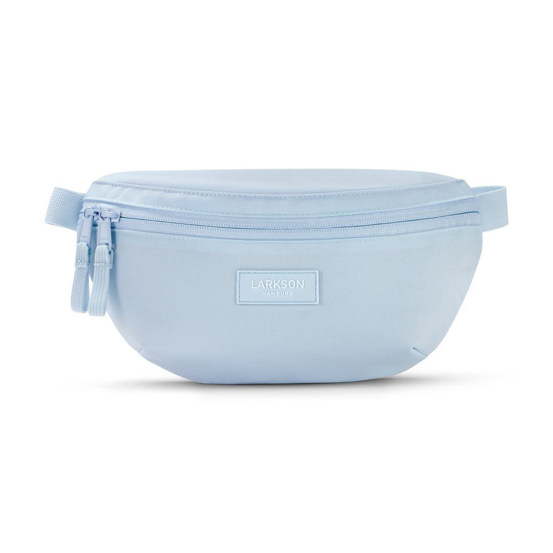 Blaue Bauchtasche Finn von Larkson mit Reißverschluss und Logo vorne