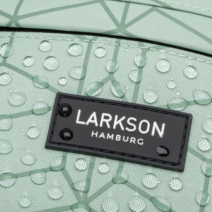 Nahaufnahme des wasserabweisenden Materials einer mintgrünen Bauchtasche Ole mit Larkson Hamburg Logo