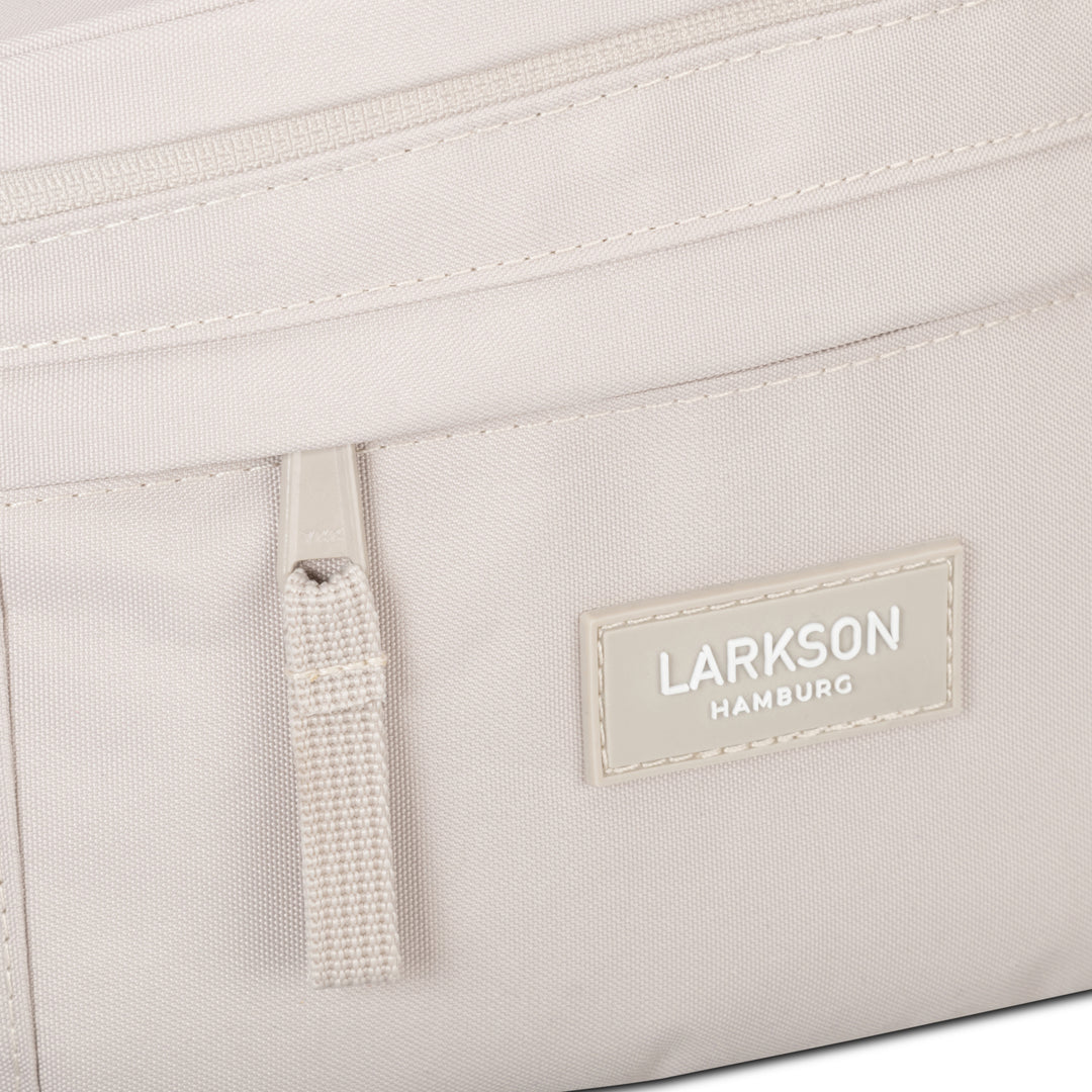 Beige Bauchtasche 'Ole' von Larkson mit Reißverschluss und Label 'Larkson Hamburg'
