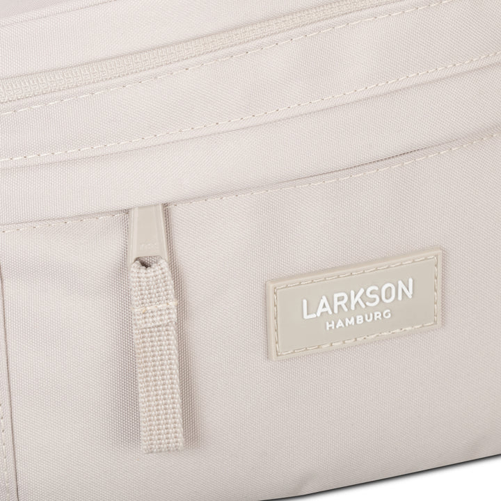 Beige Bauchtasche 'Ole' von Larkson mit Reißverschluss und Label 'Larkson Hamburg'