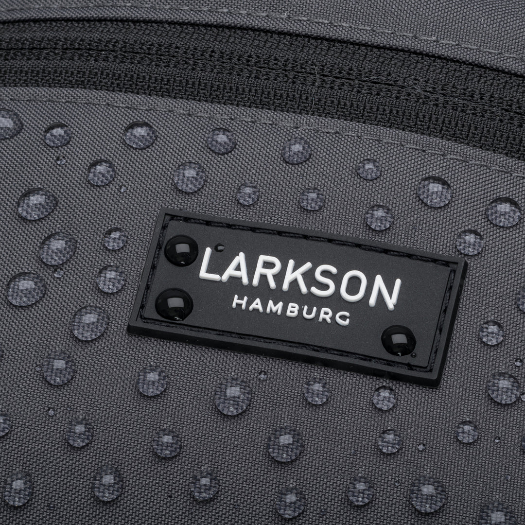 Graue Bauchtasche Finn von Larkson mit Wassertropfen auf wasserabweisendem Material