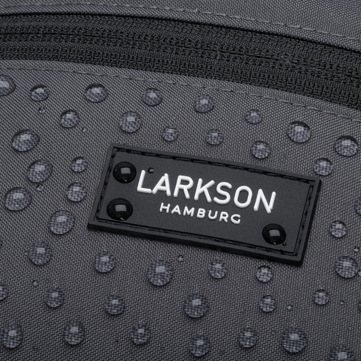 Graue Bauchtasche Finn von Larkson mit Wassertropfen auf wasserabweisendem Material