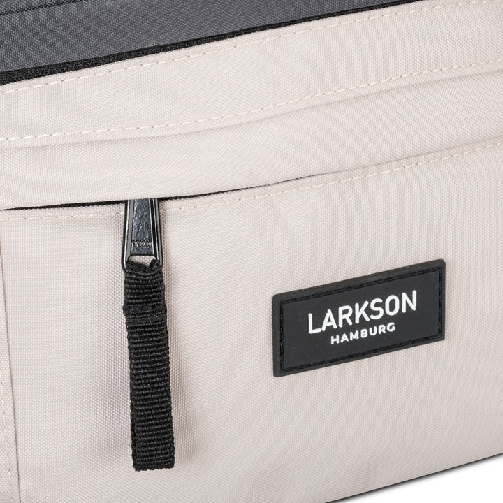 Beige-graue Bauchtasche Ole von Larkson mit schwarzem Reißverschluss und Logo