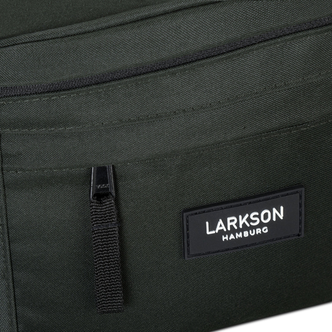 Grüne Bauchtasche Ole von LARKSON mit Reißverschluss und Logoaufnäher