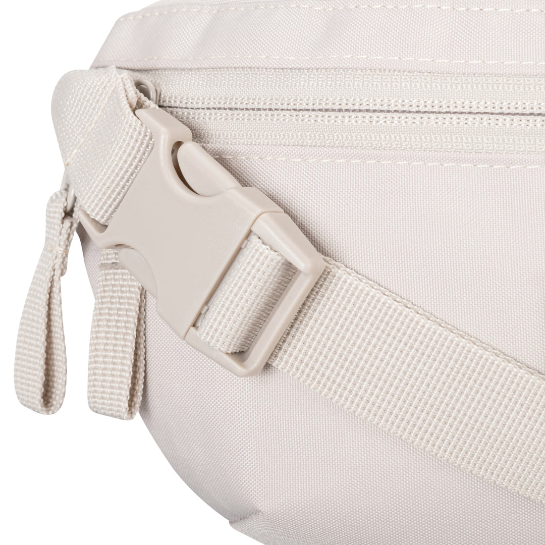 Beige Bauchtasche Finn von Larkson mit Reißverschluss und verstellbarem Gurt mit Klickverschluss