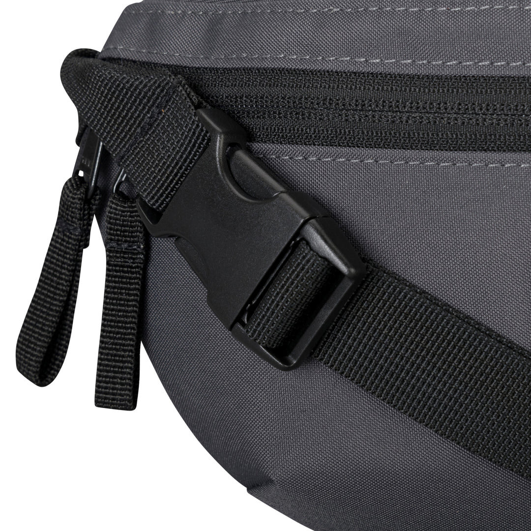 Grau-schwarze LARKSON Bauchtasche Finn mit schwarzem Riemen und Schnalle aus Kunststoff