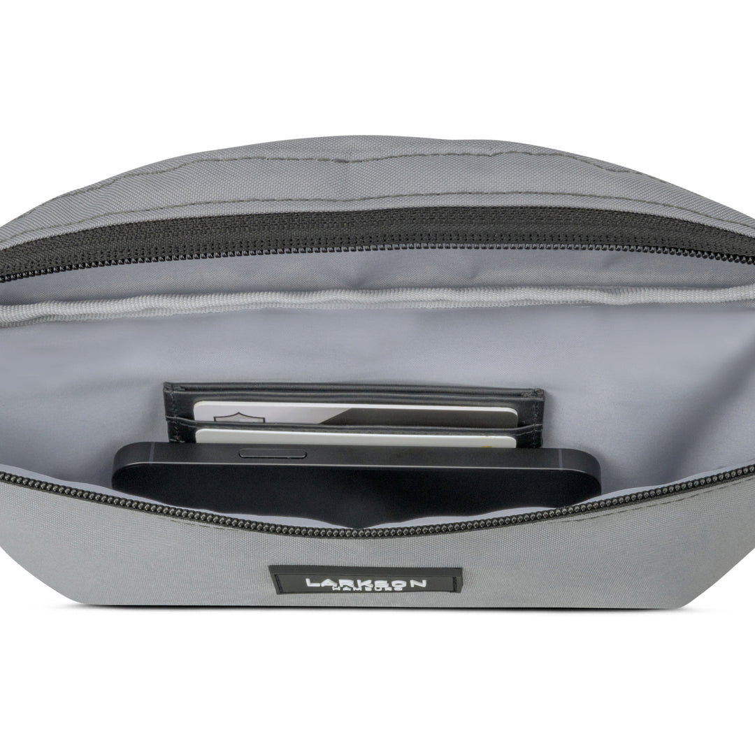 Graue Bauchtasche 'Finn' von Larkson mit geöffnetem Reißverschluss und Innenfach für Handy und Karten