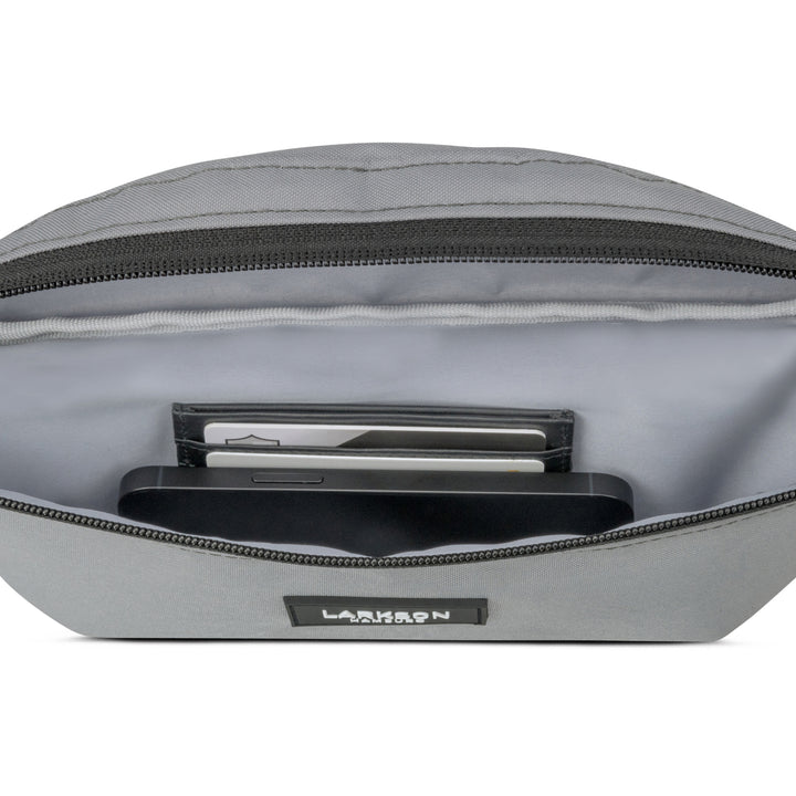 Graue Bauchtasche 'Finn' von Larkson mit geöffnetem Reißverschluss und Innenfach für Handy und Karten