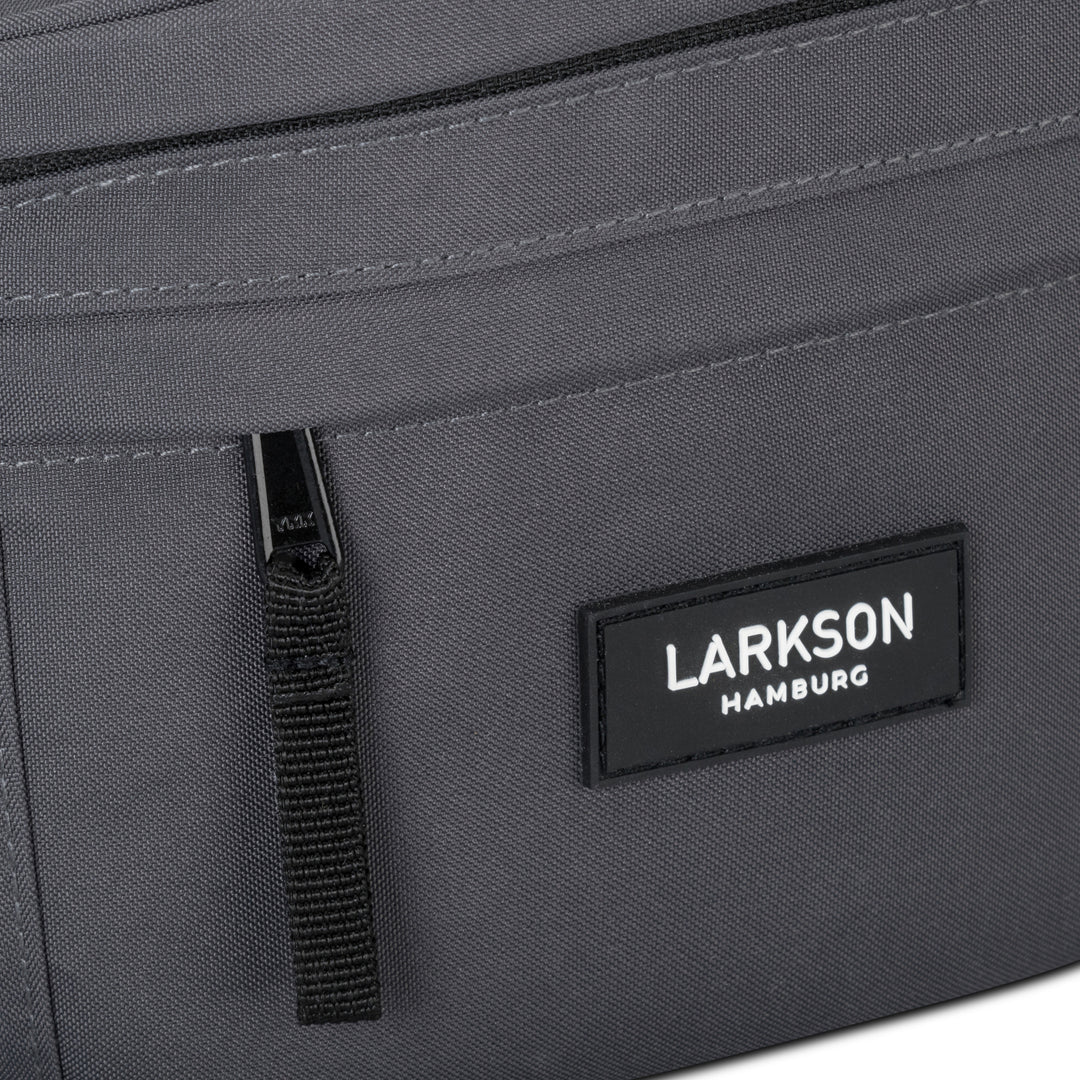 Graue Bauchtasche Ole von Larkson mit Reißverschluss und schwarzem Markenetikett