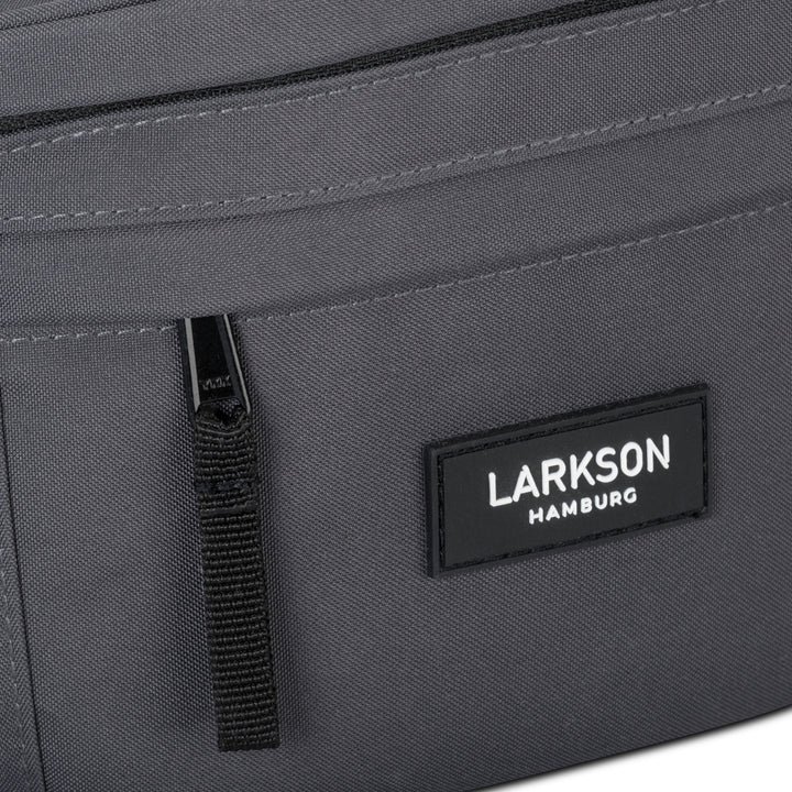 Graue Bauchtasche Ole von Larkson mit Reißverschluss und schwarzem Markenetikett