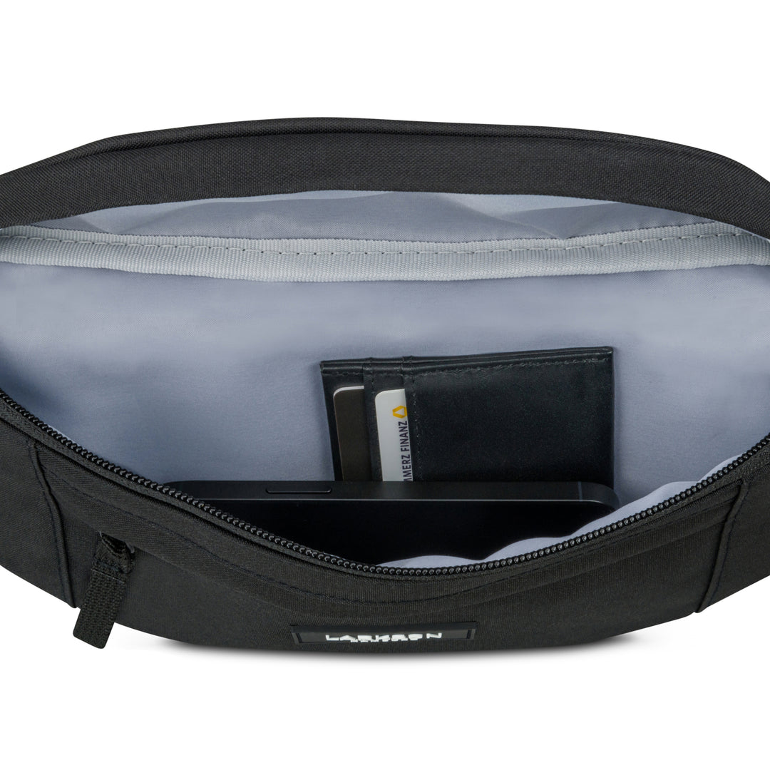 Innenseite der schwarzen Bauchtasche Ole von Larkson mit Kreditkarte, Geldbörse und Smartphone