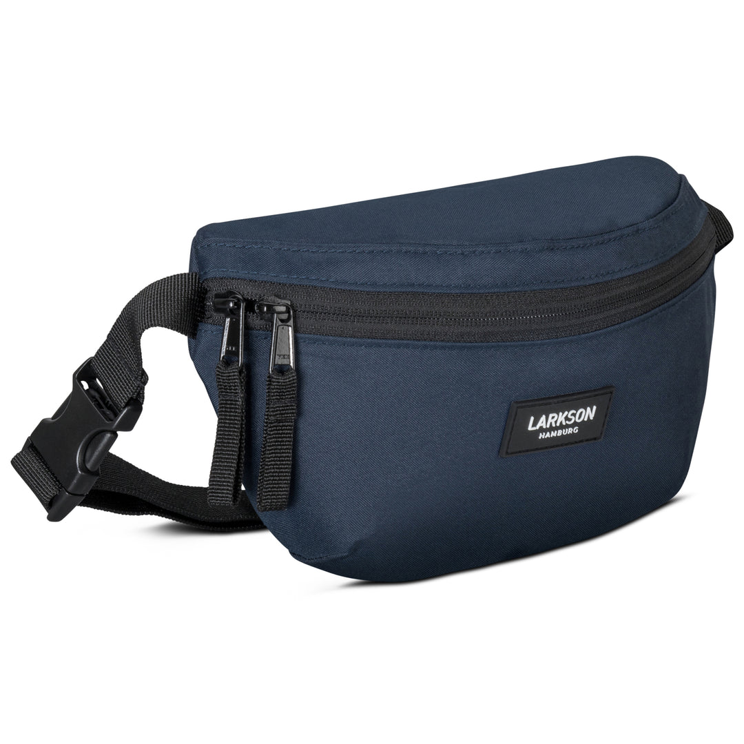 Blaue Bauchtasche Finn von Larkson mit schwarzem Reißverschluss und verstellbarem Gurt