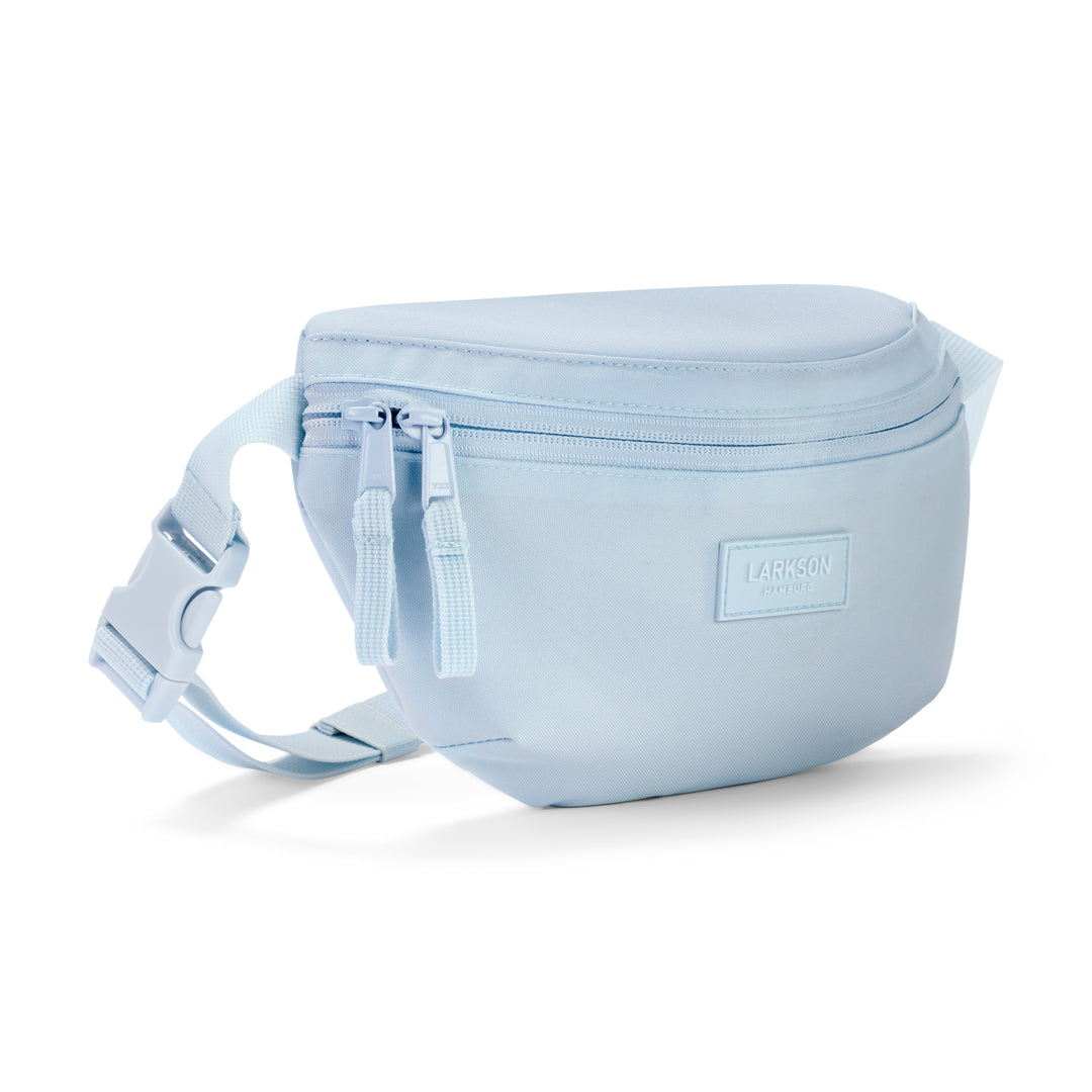 Hellblaue Bauchtasche Finn von Larkson mit zwei Reißverschlüssen und verstellbarem Gurt