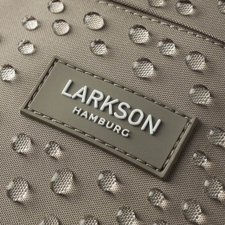 Nahaufnahme des wasserabweisenden Stoffs der Bauchtasche Ole von Larkson mit markantem Logo