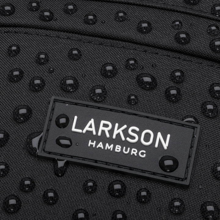 Wasserabweisendes schwarzes Material mit Larkson Hamburg Logo und Wassertropfen