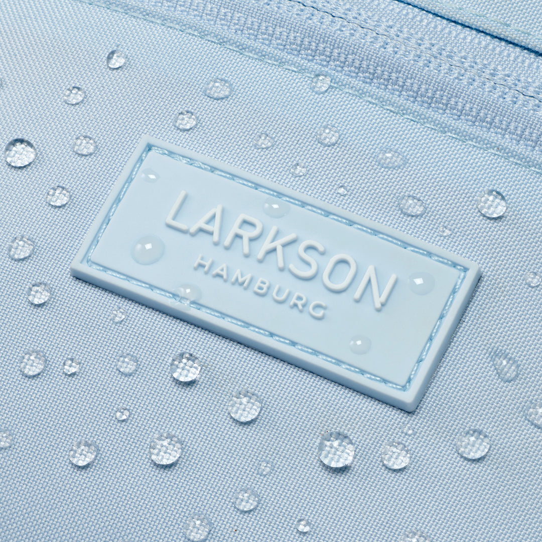 Hellblaue Larkson Bauchtasche Finn mit Wasserperlen auf der Oberfläche