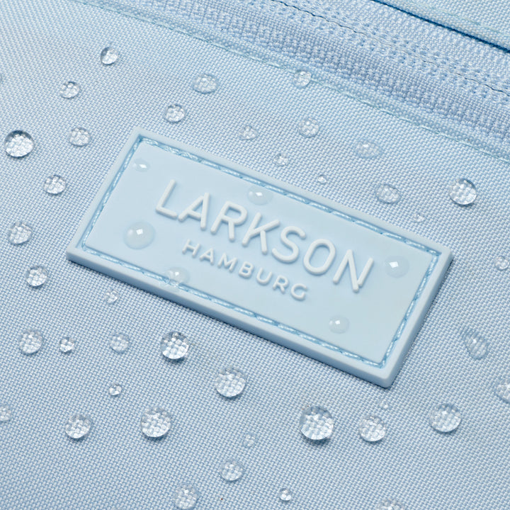 Hellblaue Larkson Bauchtasche Finn mit Wasserperlen auf der Oberfläche