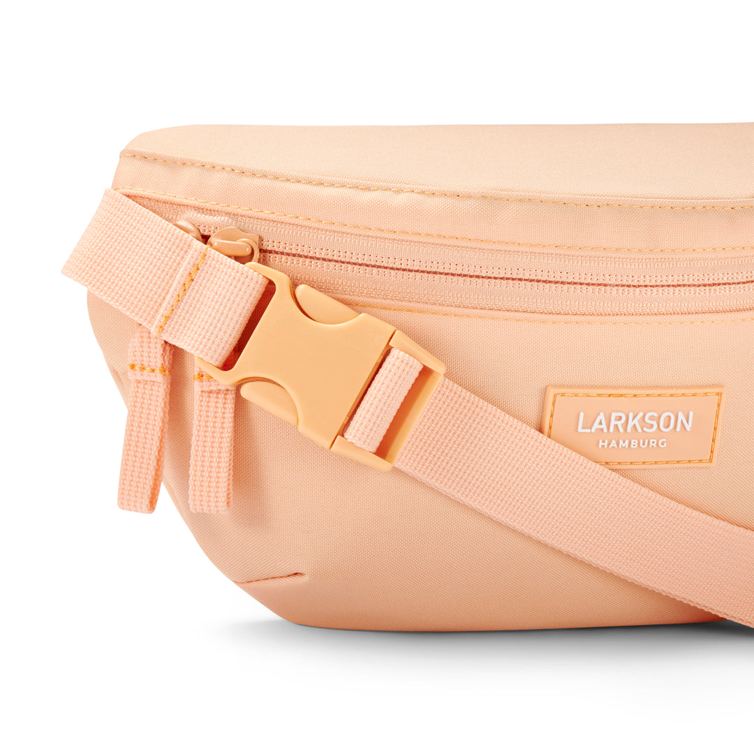 Pfirsichfarbene Bauchtasche Finn von Larkson mit Reißverschluss und verstellbarem Gurt