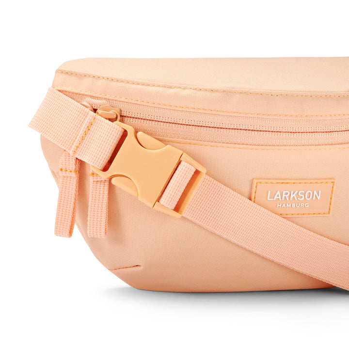 Pfirsichfarbene Bauchtasche Finn von Larkson mit Reißverschluss und verstellbarem Gurt