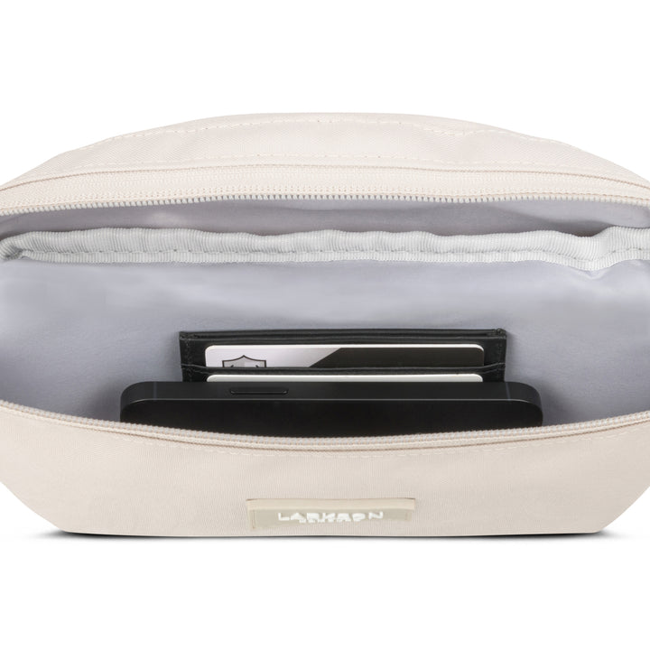 Beige LARKSON Bauchtasche Finn mit Reißverschluss, innen mit Fächern für Karten und Smartphone