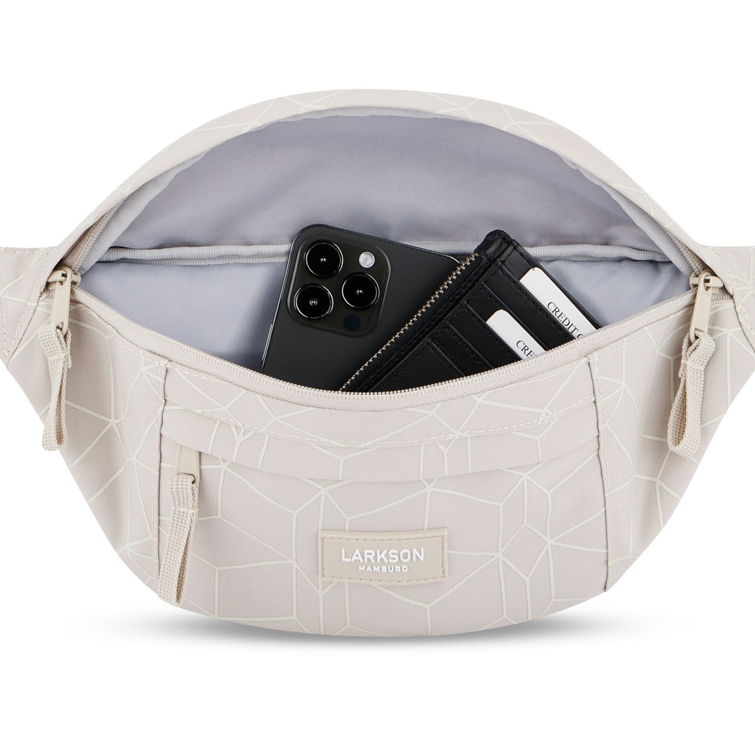 Beige gemusterte Larkson Bauchtasche Ole mit geöffneter Tasche, darin Smartphone und Kartenetui