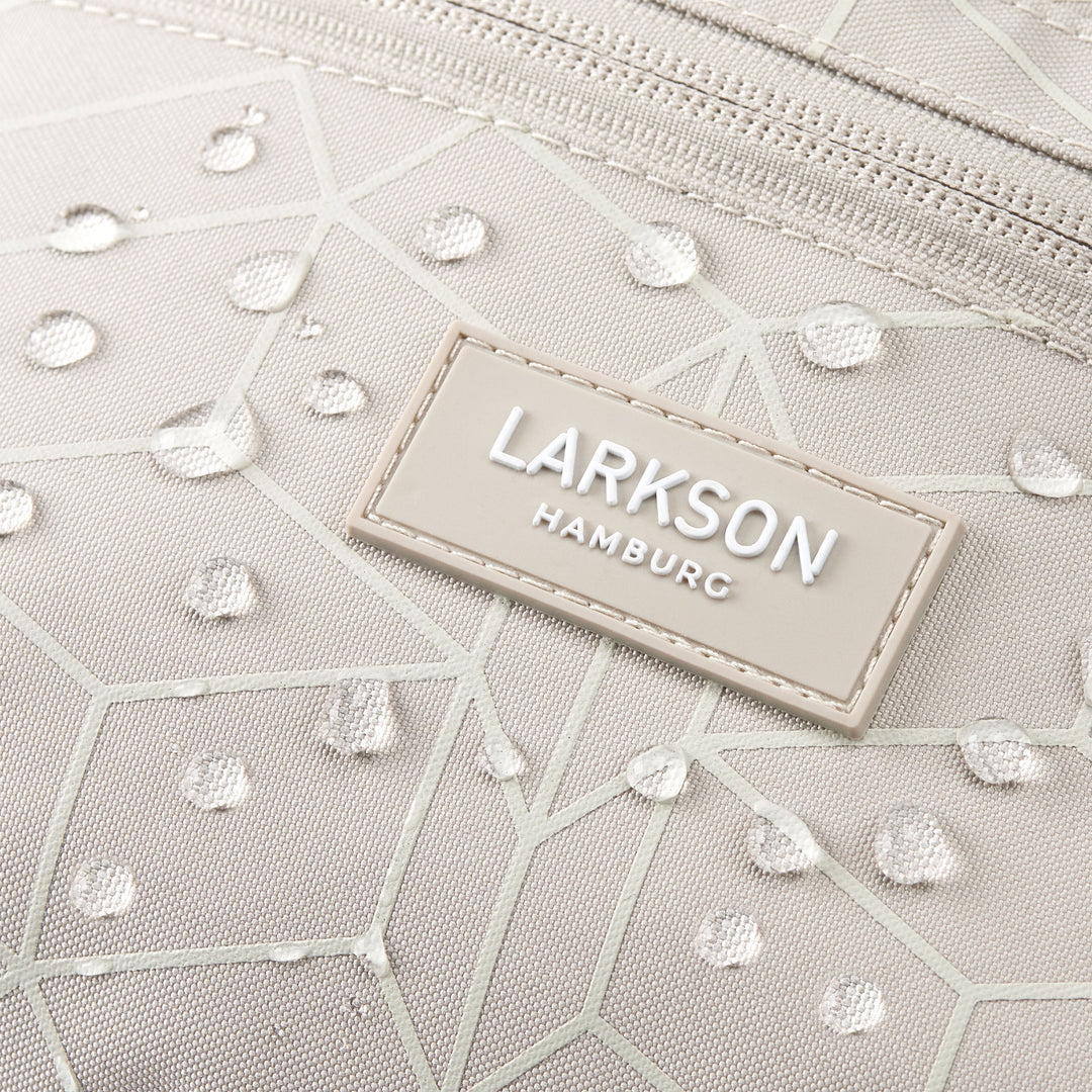 Beige wasserabweisende Bauchtasche Finn von LARKSON mit sichtbaren Wassertropfen auf dem Material