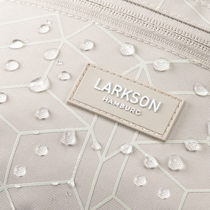 Beige wasserabweisende Bauchtasche Finn von LARKSON mit sichtbaren Wassertropfen auf dem Material
