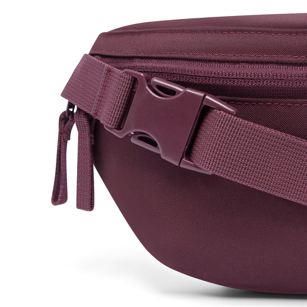 Larkson Bauchtasche Finn in Beerenton mit zwei Reißverschlussanhängern und Klickverschluss am verstellbaren Gurt