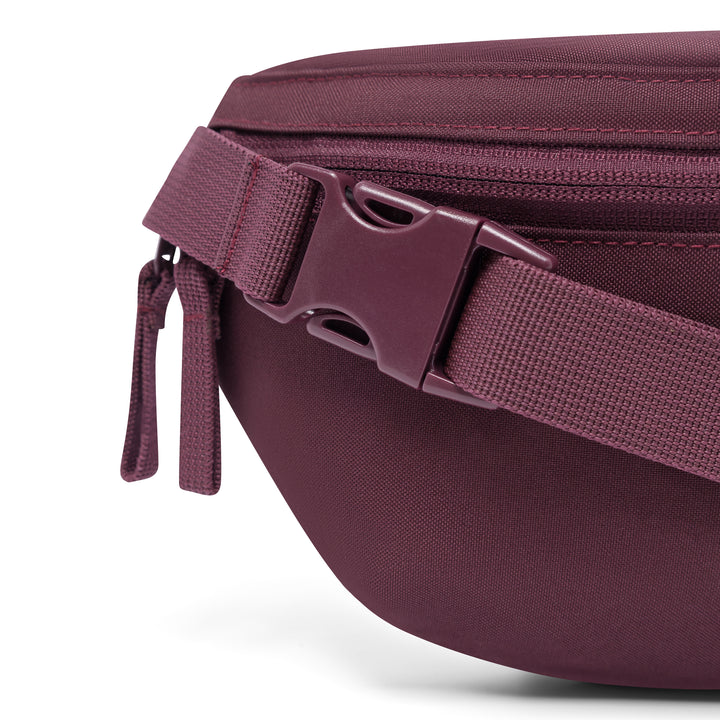 Larkson Bauchtasche Finn in Beerenton mit zwei Reißverschlussanhängern und Klickverschluss am verstellbaren Gurt