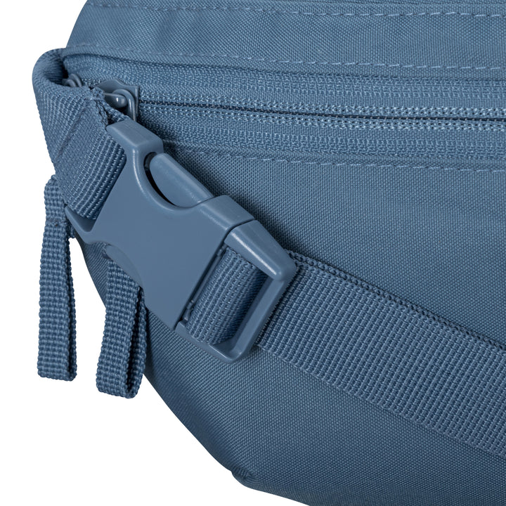 Blaue Bauchtasche Finn von LARKSON mit Reißverschluss und verstellbarem Gurt mit Steckverschluss