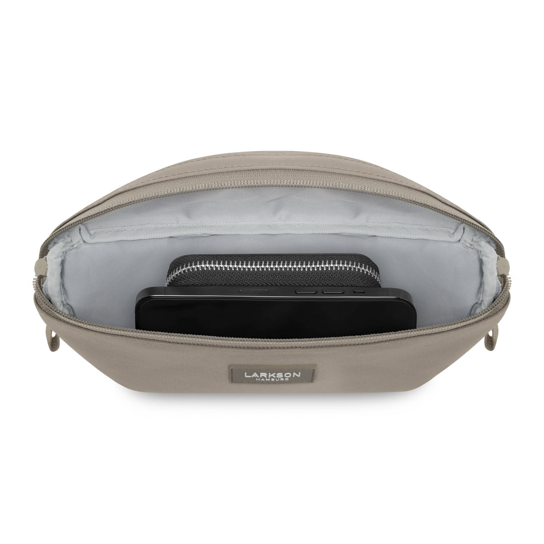 Geöffnete graue Bauchtasche Finn von Larkson mit Geldbörse und Handy innen