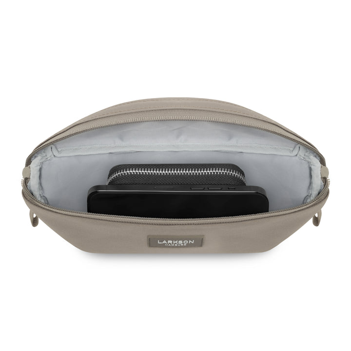 Geöffnete graue Bauchtasche Finn von Larkson mit Geldbörse und Handy innen