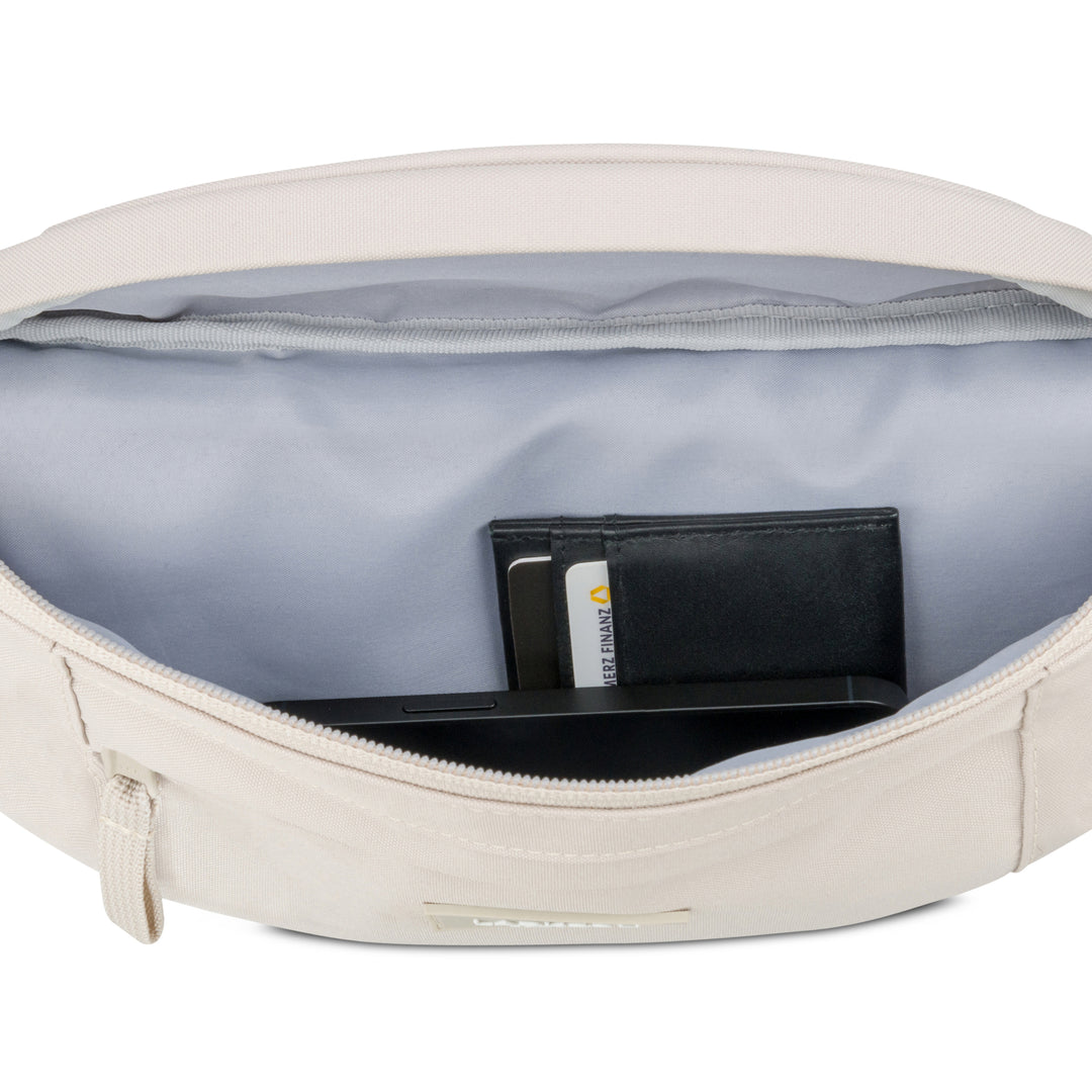 Beige Bauchtasche Ole von LARKSON mit geöffnetem Reißverschluss und Innenfach mit Smartphone und Geldbörse
