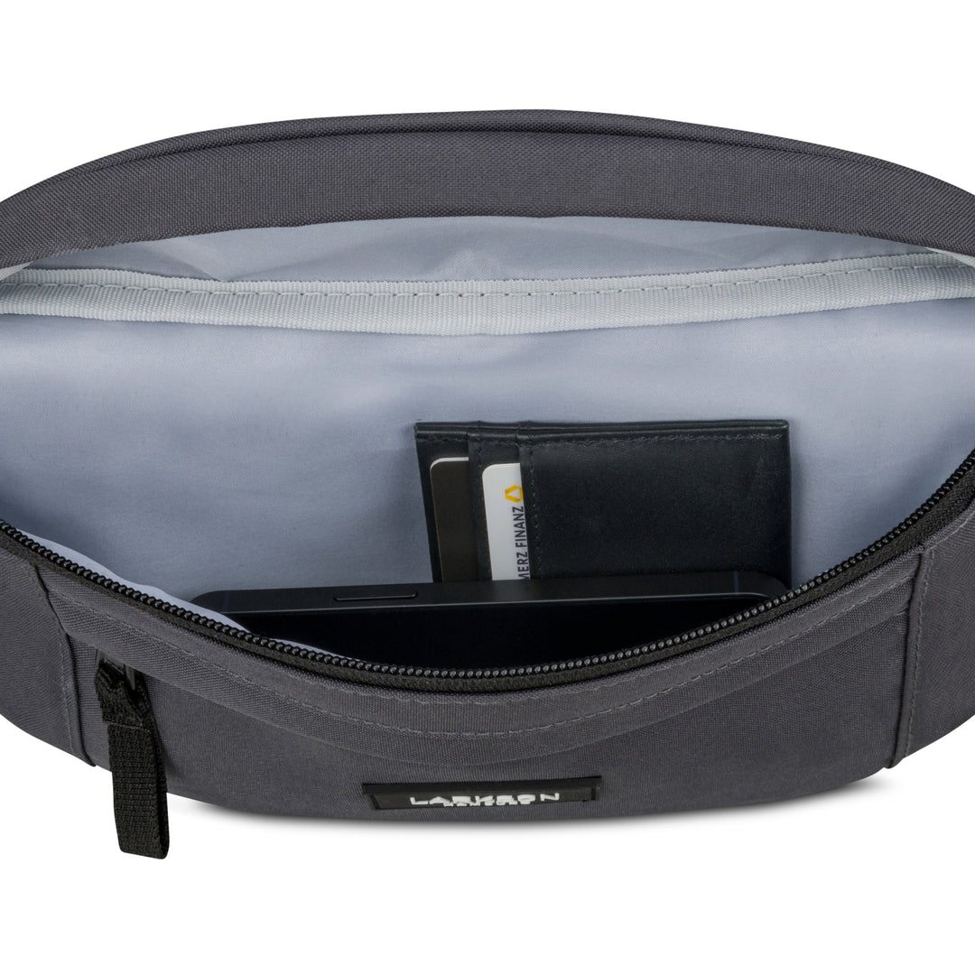 Große graue Bauchtasche Ole von LARKSON mit geöffnetem Reißverschluss und Innenfach mit Karte und Smartphone