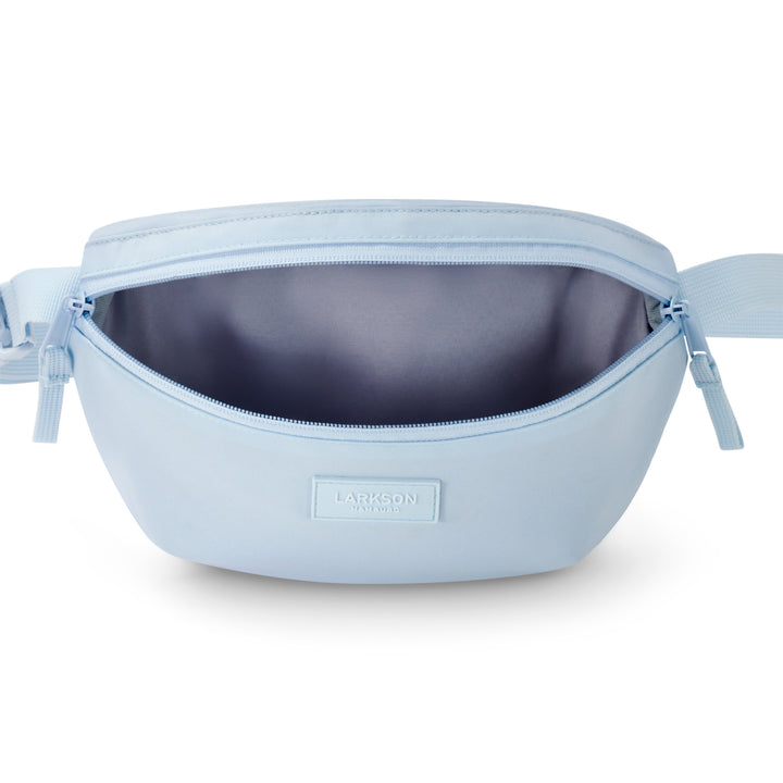 Hellblaue Bauchtasche Finn von Larkson mit offenem Hauptfach und Reißverschluss