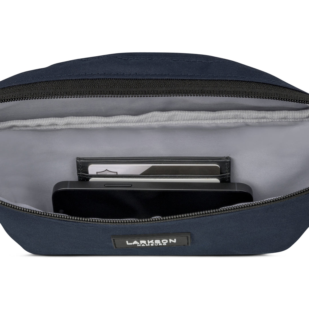 Bauchtasche Finn von Larkson in Blau geöffnet, zeigt Kartenfach und Smartphone innen