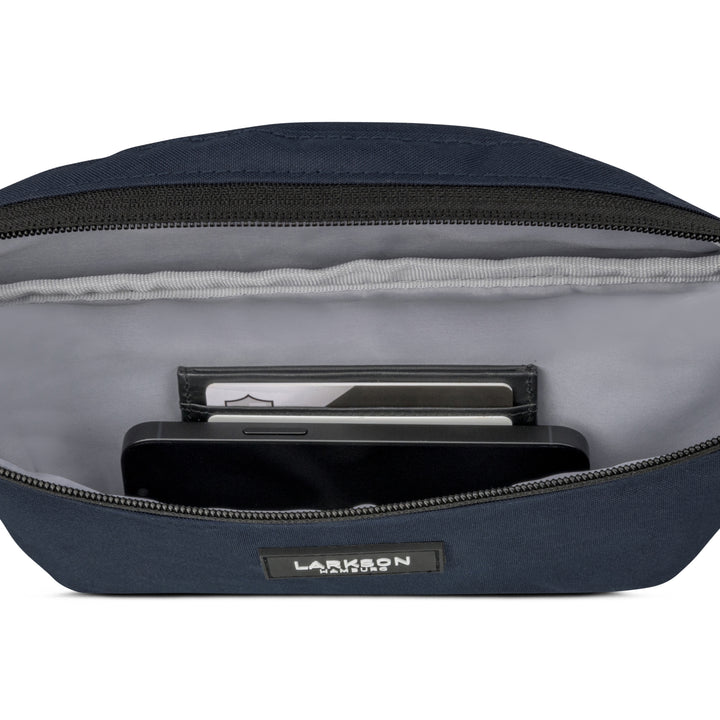 Bauchtasche Finn von Larkson in Blau geöffnet, zeigt Kartenfach und Smartphone innen