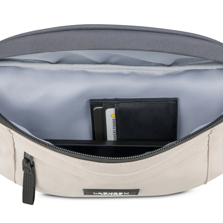 Offene beige Bauchtasche Ole von Larkson mit sichtbarem schwarzen Geldbeutel und Karten im Innenfach