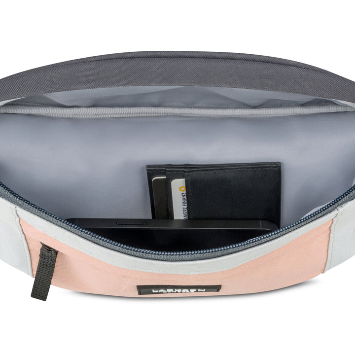 Innenansicht der Bauchtasche Ole von Larkson in Grau und Rosa mit Geldbörse und Handy