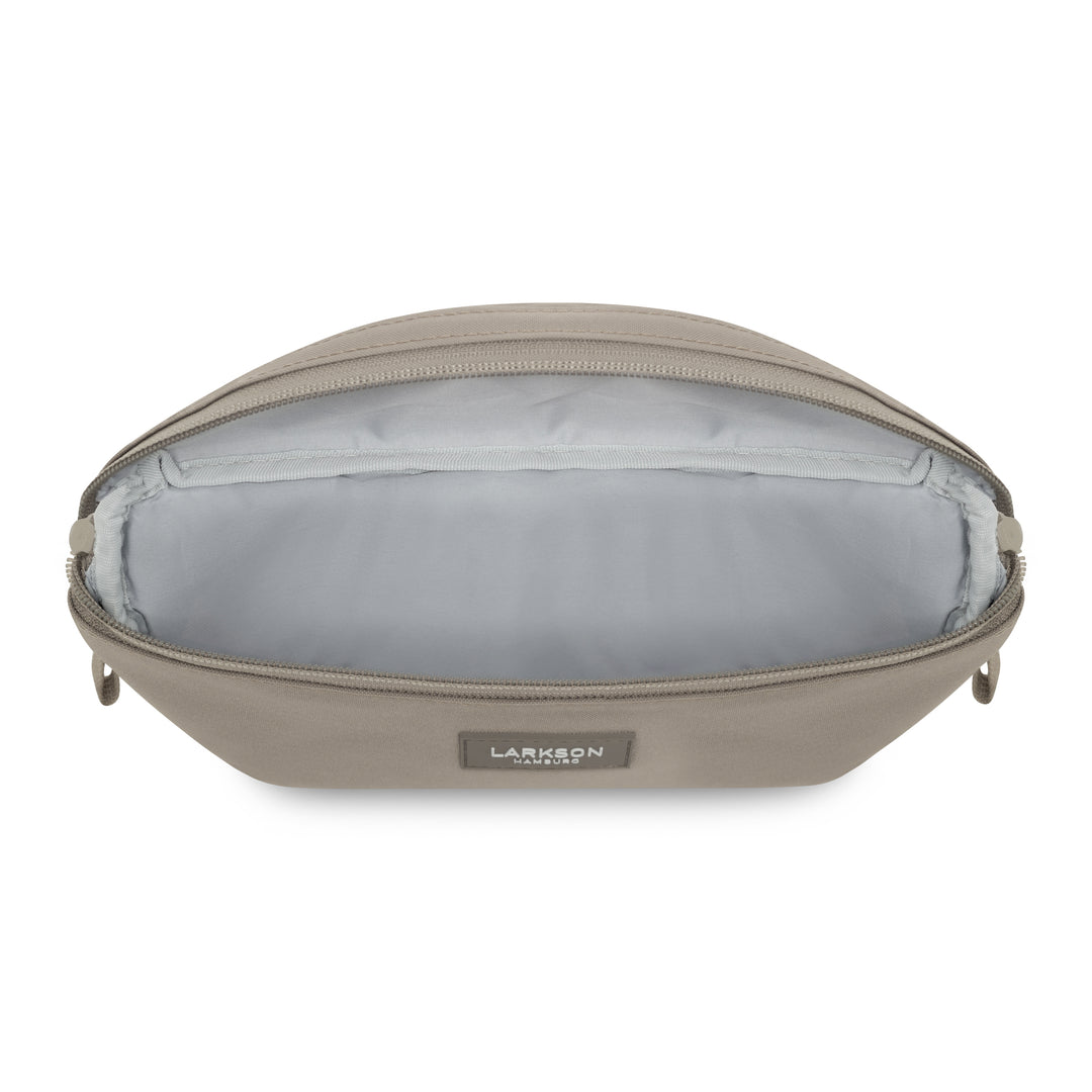Offene, hellgraue Bauchtasche Finn von Larkson mit Reißverschluss und weitem Innenfach
