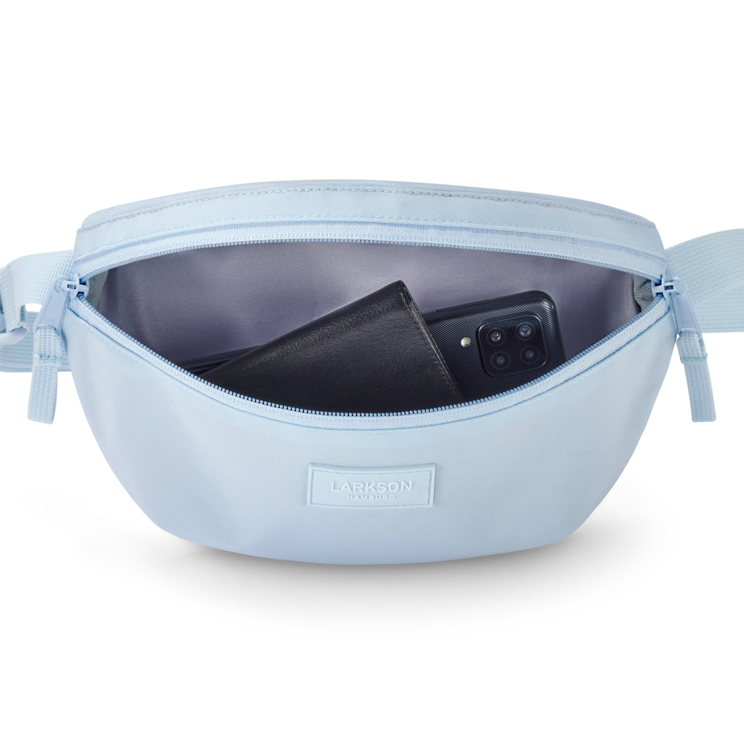 Hellblaue Bauchtasche Finn von Larkson geöffnet mit sichtbarem Smartphone und Geldbörse im Inneren