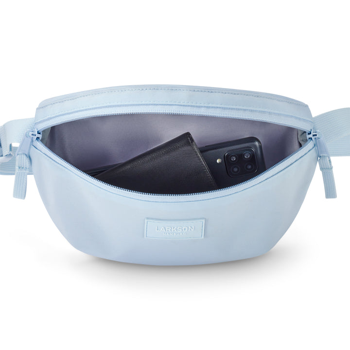 Hellblaue Bauchtasche Finn von Larkson geöffnet mit sichtbarem Smartphone und Geldbörse im Inneren