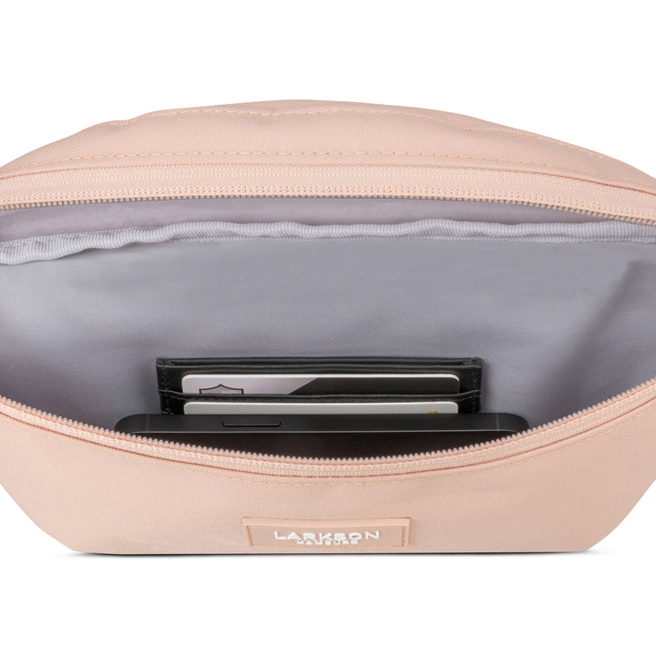 Rosa LARKSON Bauchtasche Finn geöffnet mit grauem Innenfutter, Kartenetui und Smartphone sichtbar