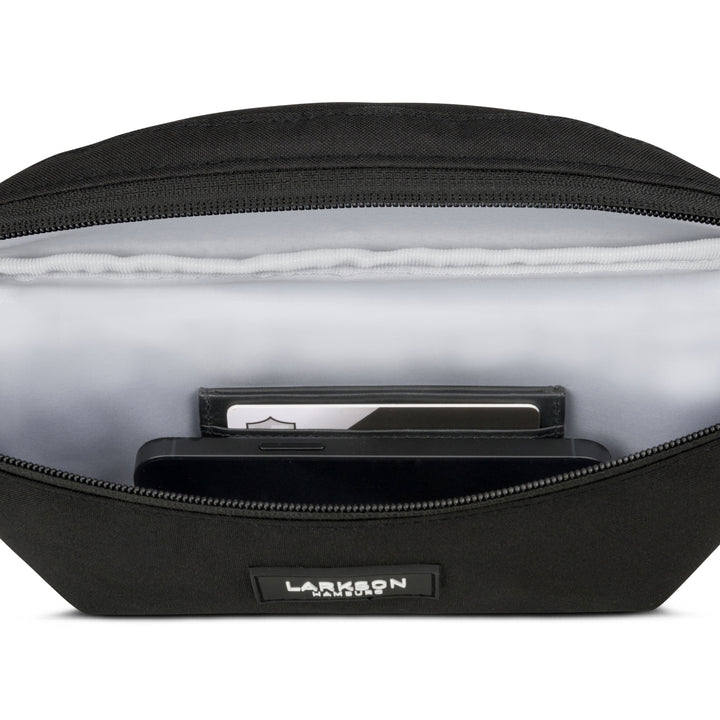 Innenseite der schwarzen Bauchtasche Finn von Larkson mit Innenfach für Karten und Smartphone