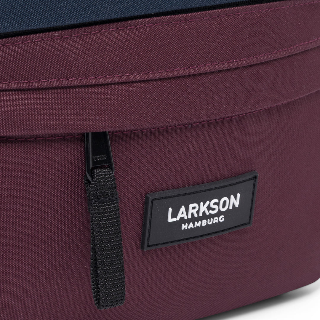 Nahaufnahme der nachhaltigen Bauchtasche Ole von Larkson in Beerenton mit schwarzem Larkson-Logo