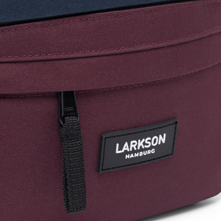 Nahaufnahme der nachhaltigen Bauchtasche Ole von Larkson in Beerenton mit schwarzem Larkson-Logo