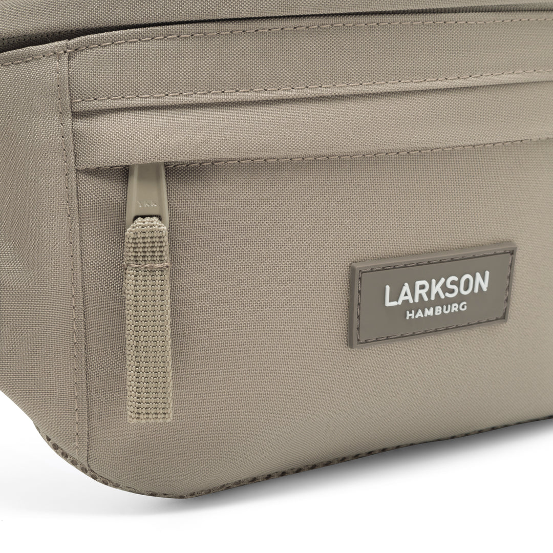 Nachhaltige Bauchtasche Ole von Larkson in gravel mit Reißverschluss und Larkson Hamburg Logo