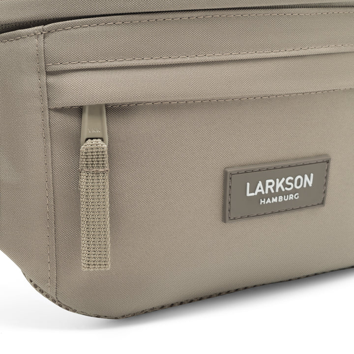 Nachhaltige Bauchtasche Ole von Larkson in gravel mit Reißverschluss und Larkson Hamburg Logo